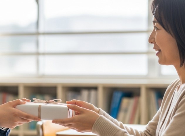 先生へのプレゼントは迷惑？知っておきたい基本マナー